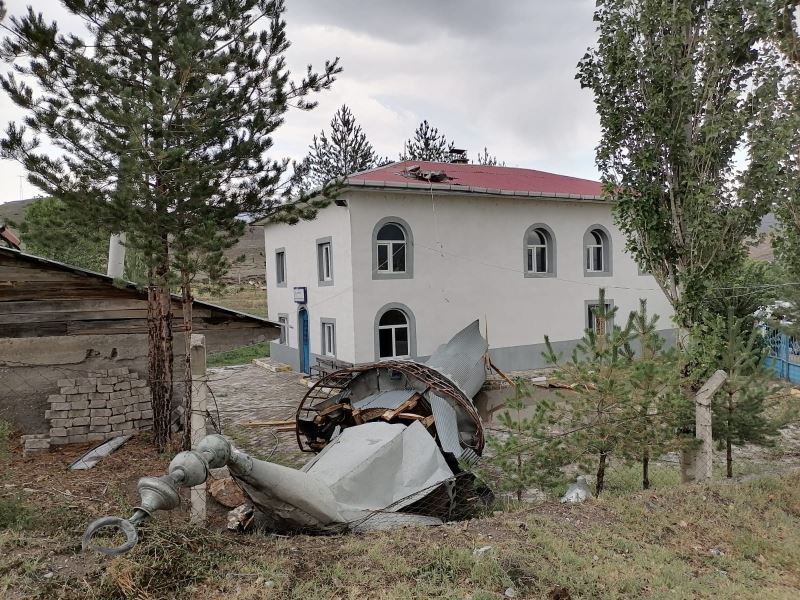 Şiddetli fırtına 30 senelik caminin minaresini yıktı
