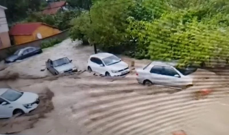 Selde vatandaşların çatıya çıkarak kurtulduğu anlar cep telefonuna kaydedildi
