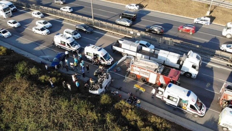 Tuzla’da tekeri patlayan midibüs takla attı: 2 yaralı
