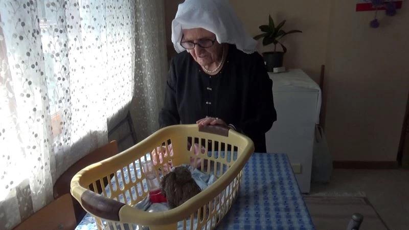  75 yaşındaki nine yaralı halde bulduğu baykuşa evladı gibi bakıyor
