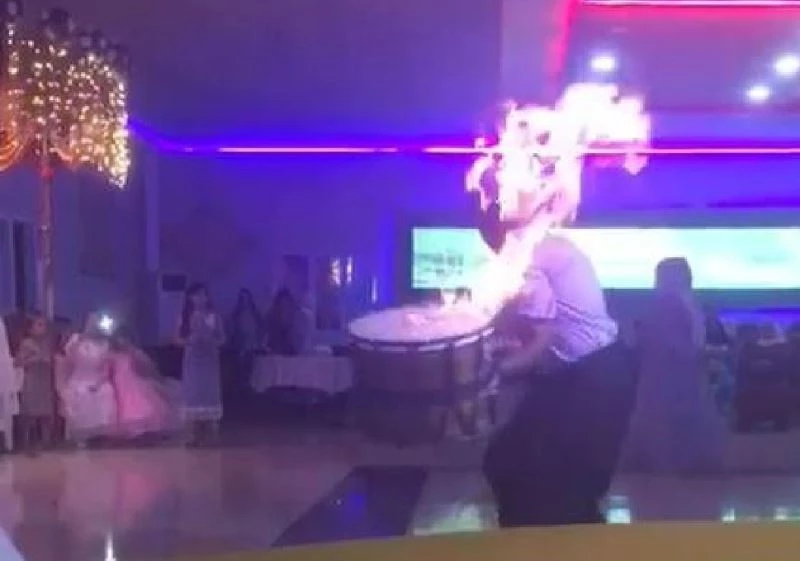 Davulcu, şov uğruna az kalsın kendini yakıyordu
