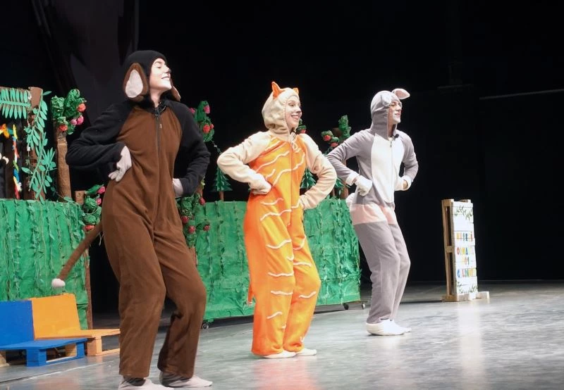 Bornovalı Çocuklar ‘Tüylü ve Havhav’ın Maceraları’ ile güldü
