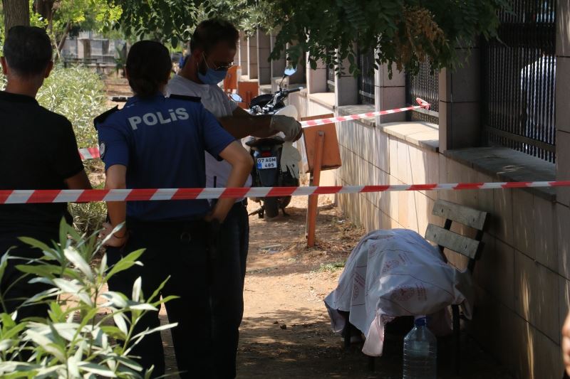 Hastane bahçesinin bankında erkek cesedi bulundu
