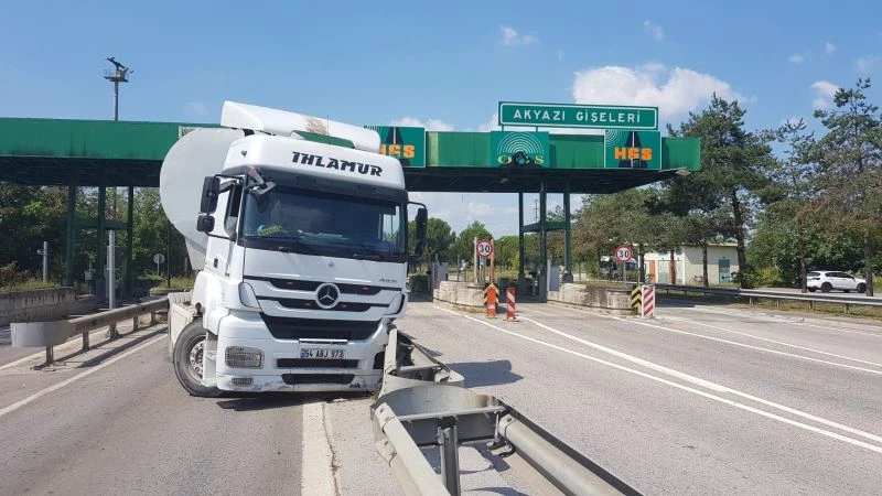Tekeri patlayan tır gişenin bariyerlerine çarptı: 1 hafif yaralı
