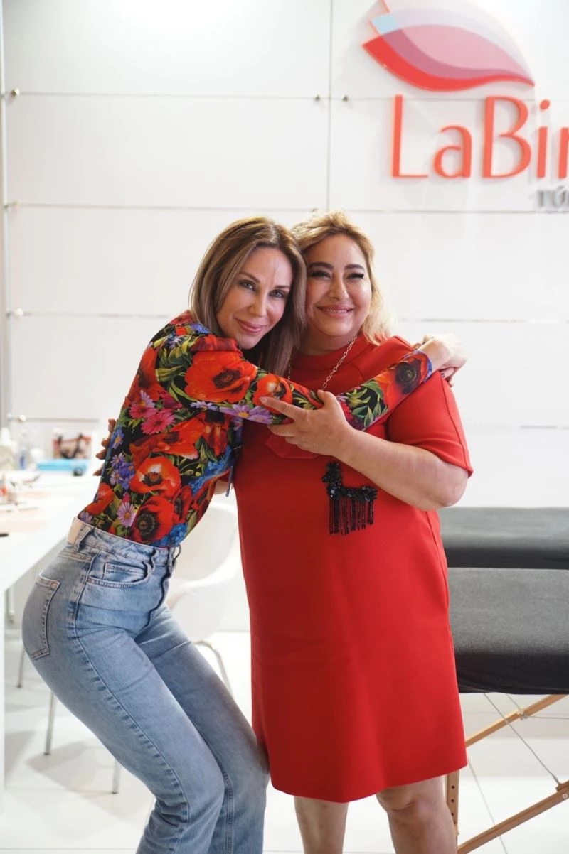 Demet Şener güzellik fuarında şov yaptı
