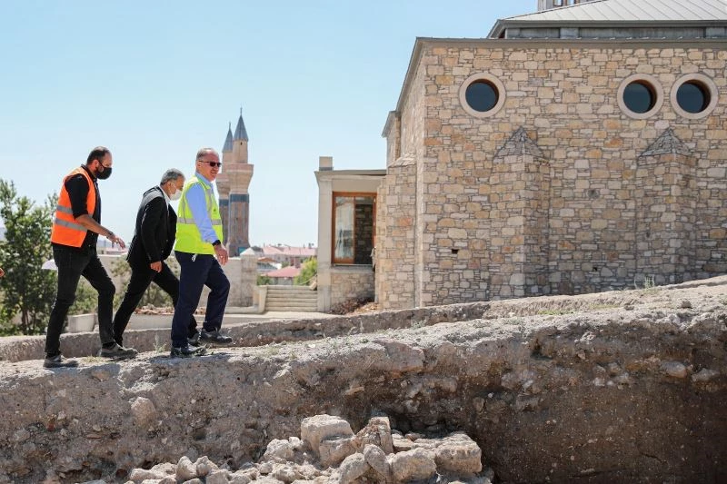 Adeta iğneyle kuyu kazıyorlar

