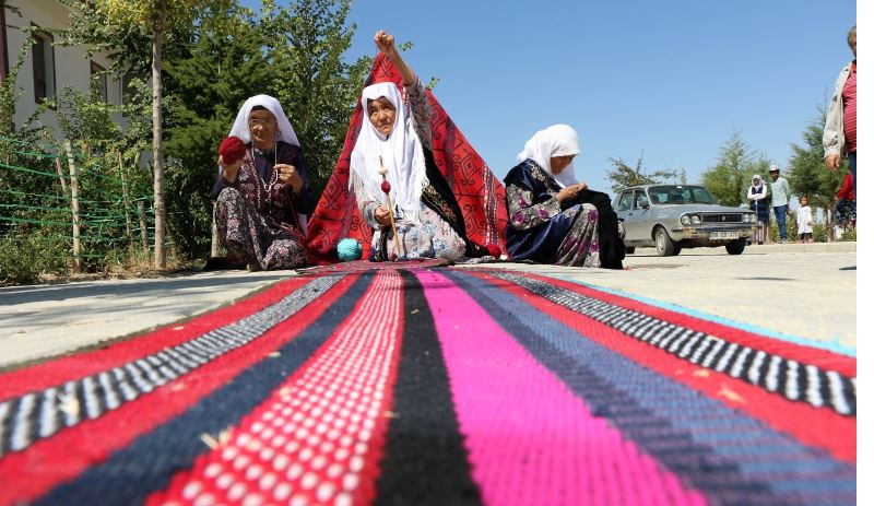 Eski elbiselerden sökülen ipler, Kırgız kadınlarının maharetli ellerinde halı ve kilime dönüşüyor
