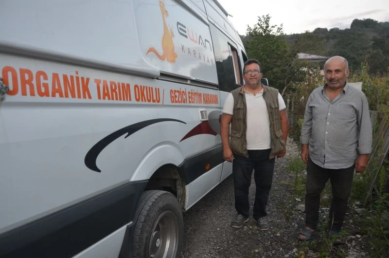 Minibüsünü ’Organik Tarım Okulu’na çevirdi, çiftçileri eğitiyor
