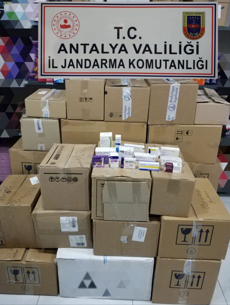 Antalya’da piyasa değeri 1 milyon 610 bin TL olan 7 bin 482 adet kaçak ilaç ele geçirildi
