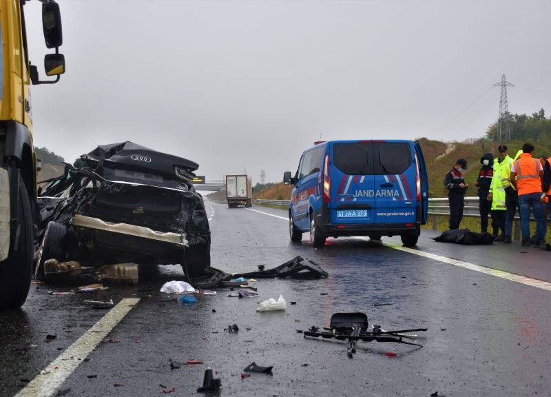 Paramparça olan otomobilde can verdi
