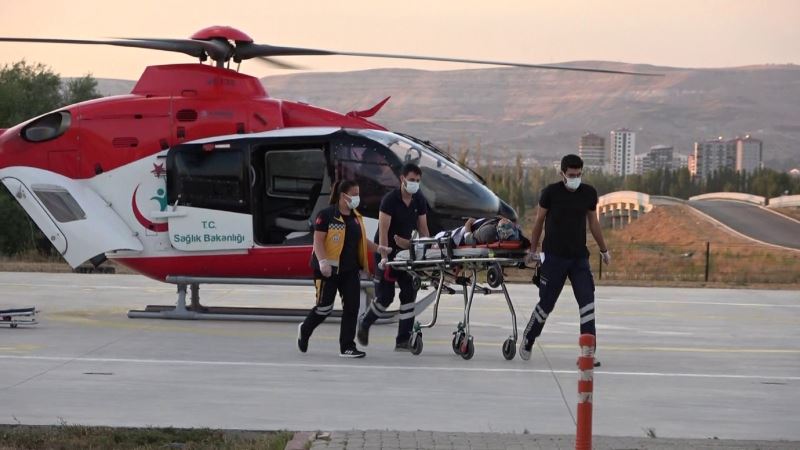 Kazada yaralandı, ambulans helikopterle hastaneye sevk edildi

