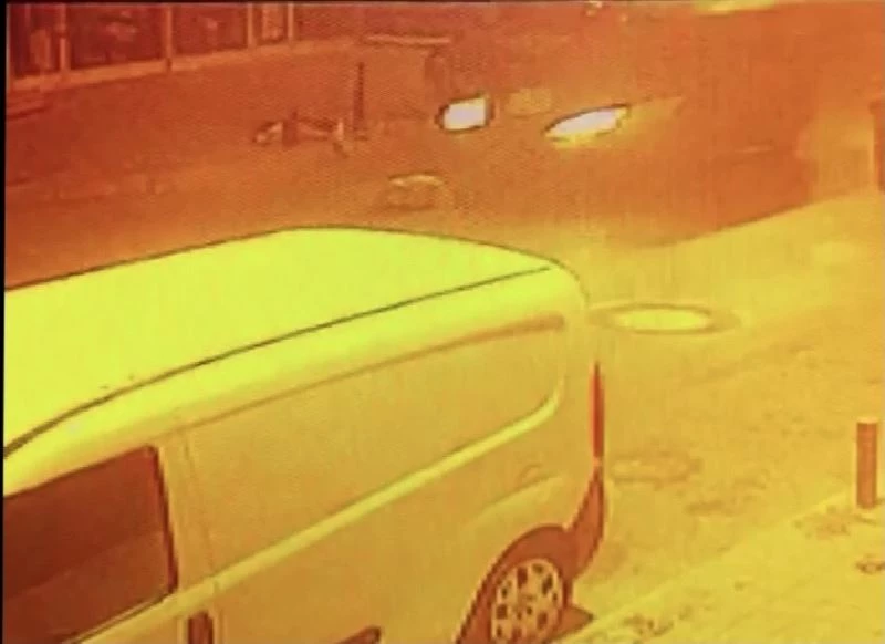 (Özel) Beykoz’da yerde yatan köpeği ezip kaçan sürücü kamerada
