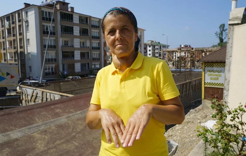 Sel suyu içinde ağaca sarılarak 5 saat mahsur kaldı, balkondan atılan iple kurtulabildi
