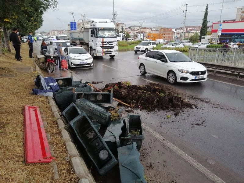 Belediye işçilerini taşıyan römork devrildi: 3 yaralı
