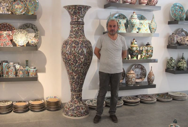 Tam 210 santimetre boyunda çini vazo imal etti
