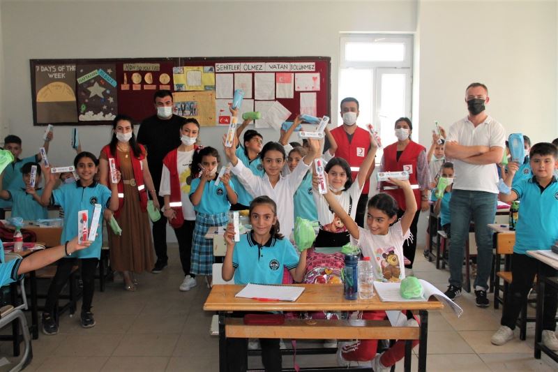 Kızılay Silopi’de 800 öğrenciye diş fırçası ve macunu dağıttı
