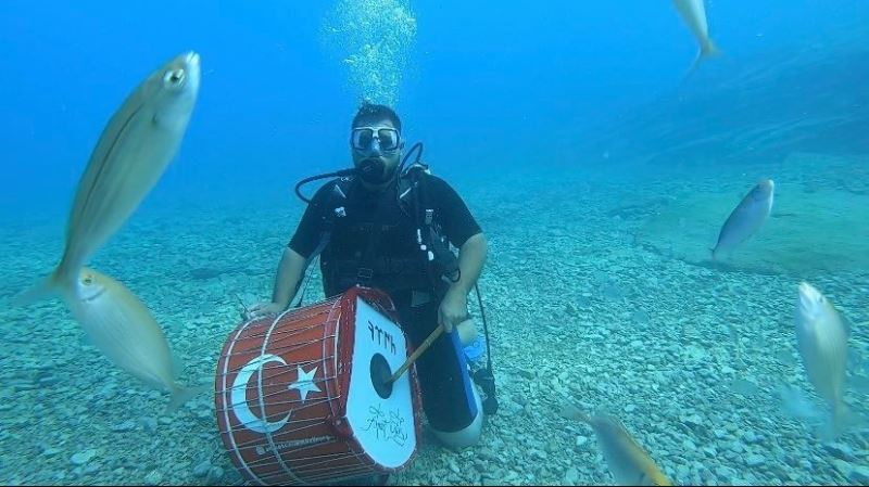 Bu da çılgın davulcu: Havada, karada ve denizin altında davul çaldı
