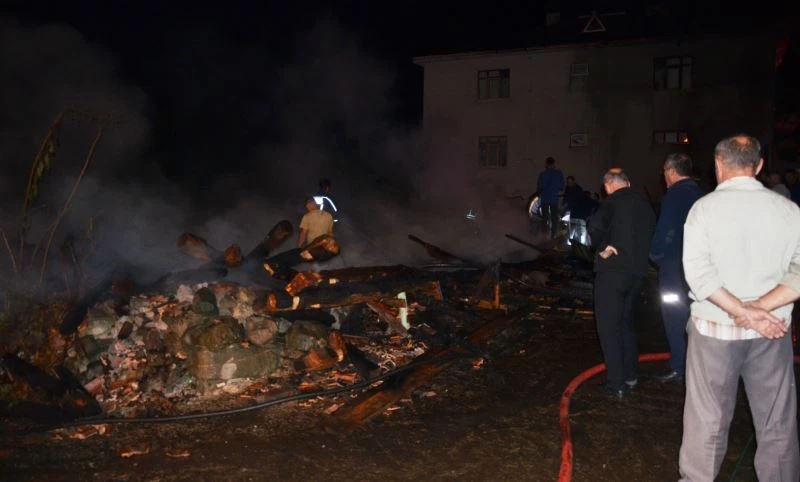 Yangında 2 ahır, 1 ambar ve 2 garaj yeri kül oldu
