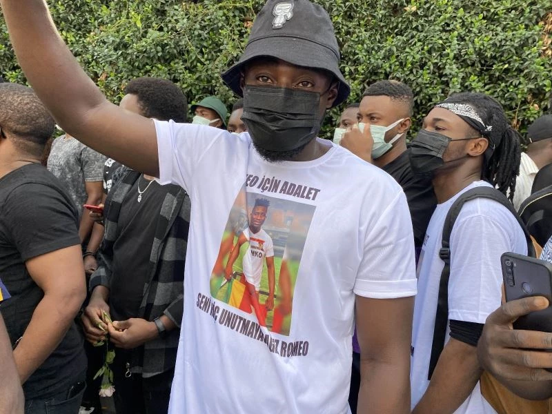 Öldürülen Afrikalı genci anmak için toplandılar
