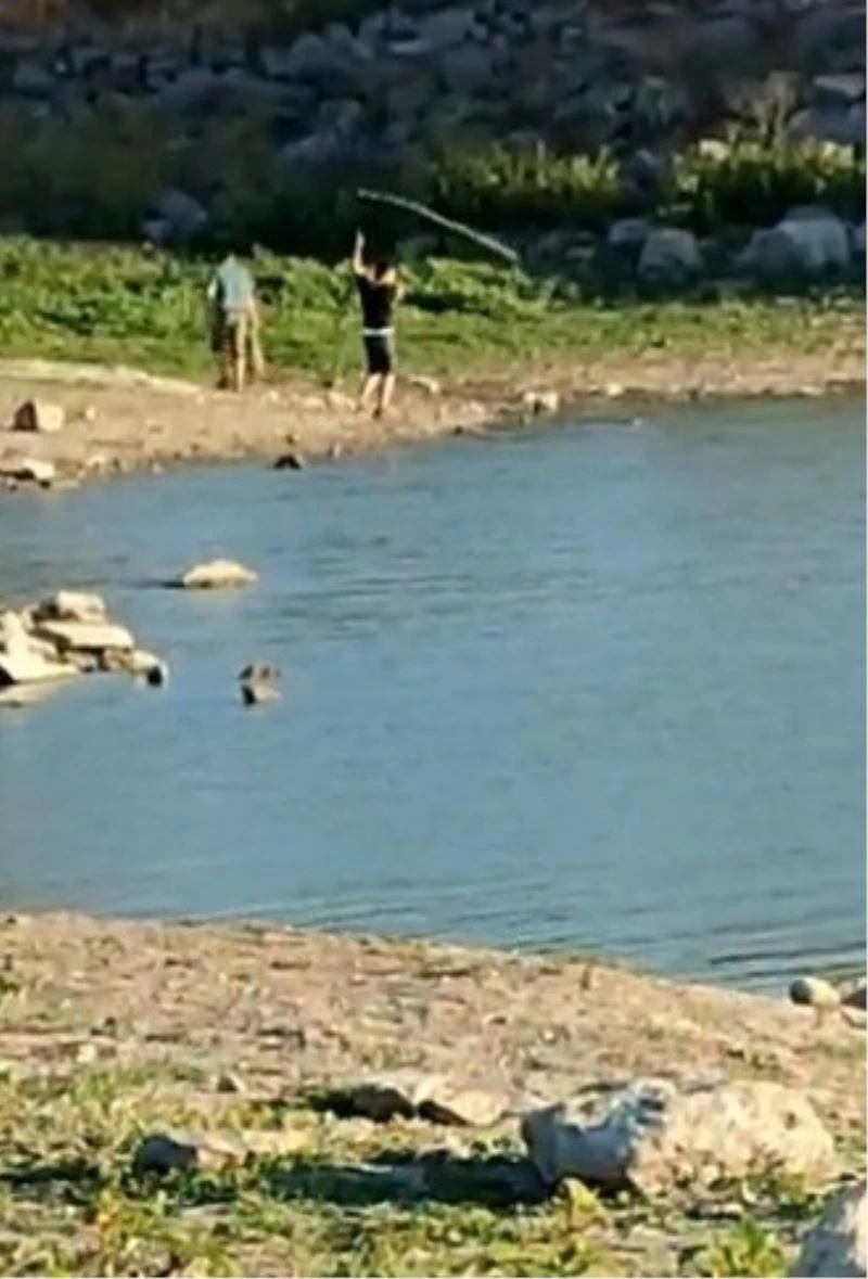 Yasağı dinlemediler, Sazlıbosna Barajı’nda ağ ile balık tuttular
