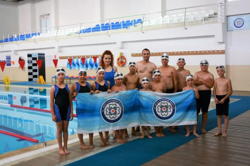 Minik kulaçlar havuzla buluştu
