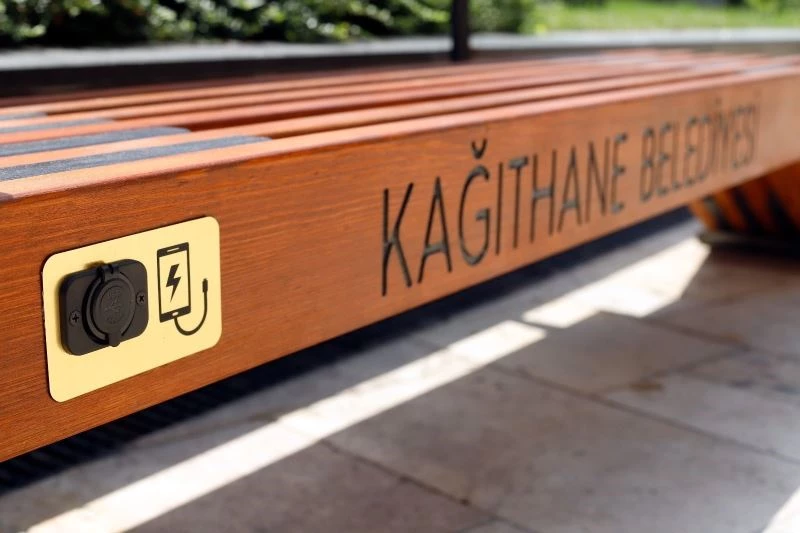 Başkan Öztekin’in akıllı şehir mobilyaları projesi en çok gençleri sevindirdi
