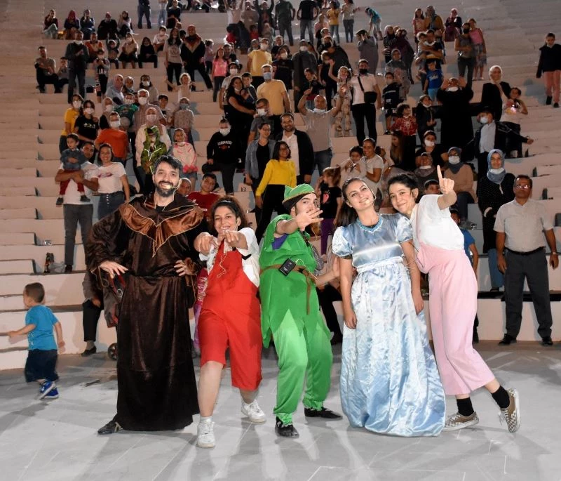 ’Peter Pan’ ve ’Mikrop ile Köpük’ çocuklar için sahne aldı
