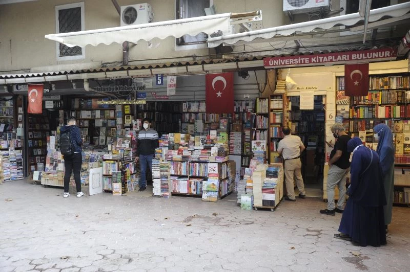 Okullar açıldı, tarihi Sahaflar Çarşısı hareketlendi
