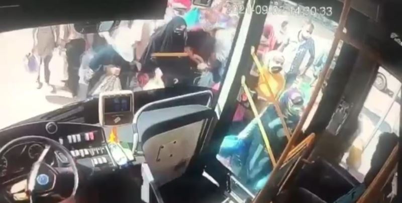 Van’da halk otobüsü durağında yankesicilik yapan şahıs yakalandı
