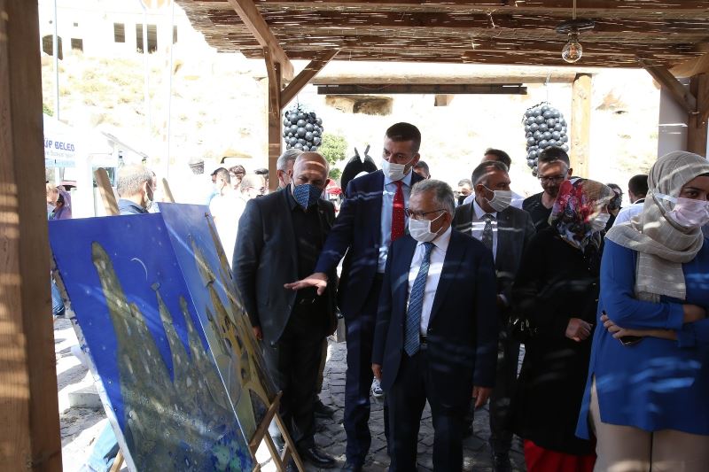 Başkan Büyükkılıç, Ürgüp’te bağ bozumuna katılıp pekmez kaynattı
