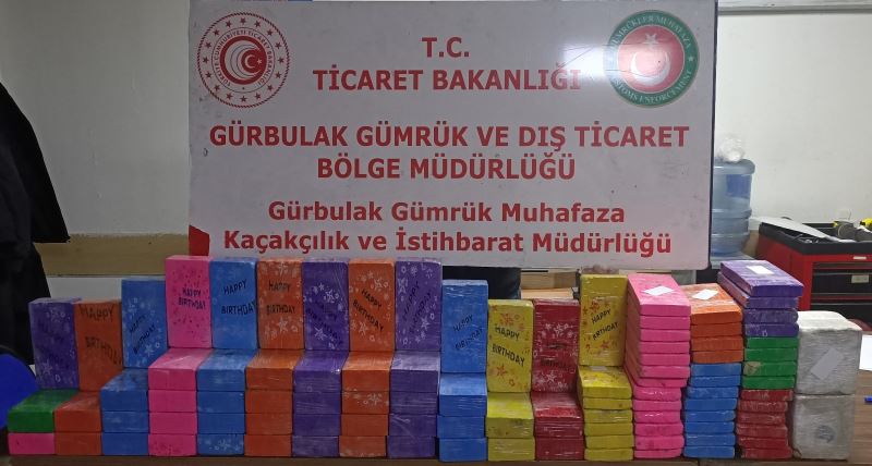 Gürbulak Kapısında, bir tırın yakıt deposuna saklanmış 84 kilogram eroin yakalandı
