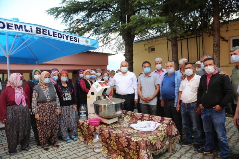 Erdemli Belediyesi, kırsal mahallelerdeki kadınlara hamur yoğurma makinesi dağıttı