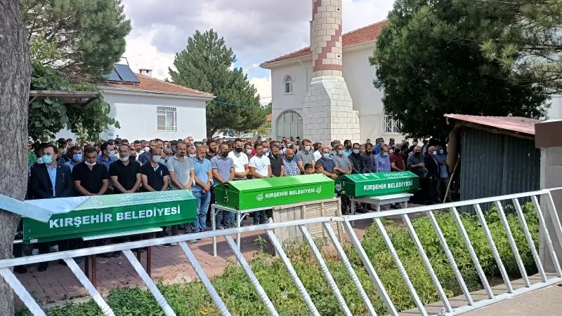 Göz ameliyatı için çıktıkları yolda trafik kazasında hayatını kaybeden aynı aileden 3 kişi son yolculuğuna uğurlandı
