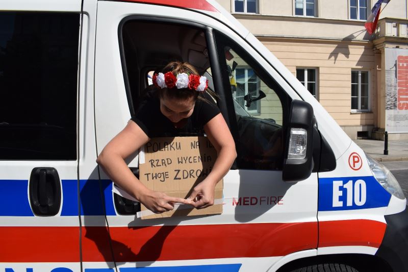 Polonya’da 20 bine yakın sağlık çalışanı hükümete karşı sokaklara döküldü
