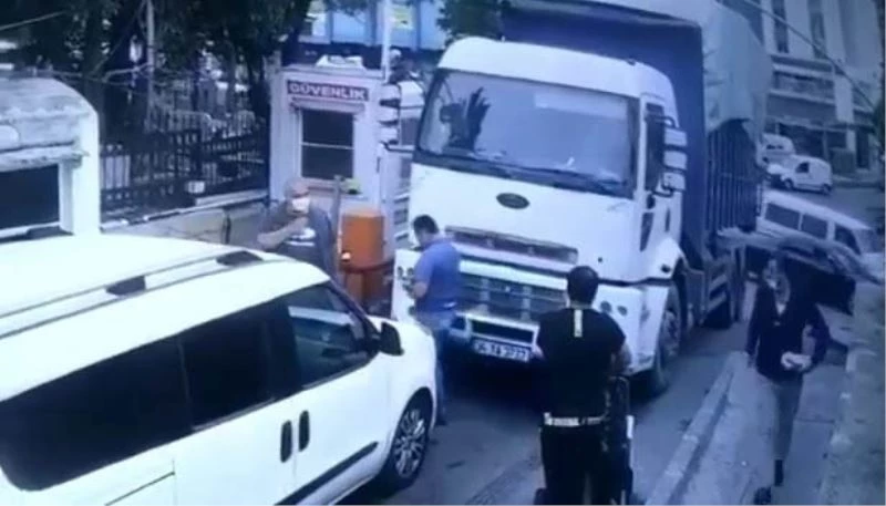 (Özel) Sürücü el frenini çekmeyi unuttu, kamyon rampa aşağı kaydı
