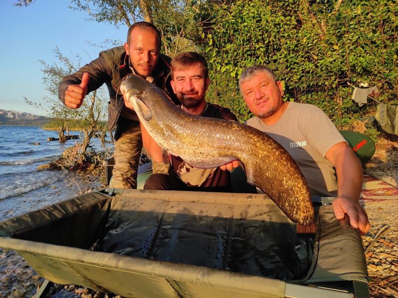Eskişehirli avcı Sapanca’da 16 kilo 200 gramlık sazan balığı yakaladı
