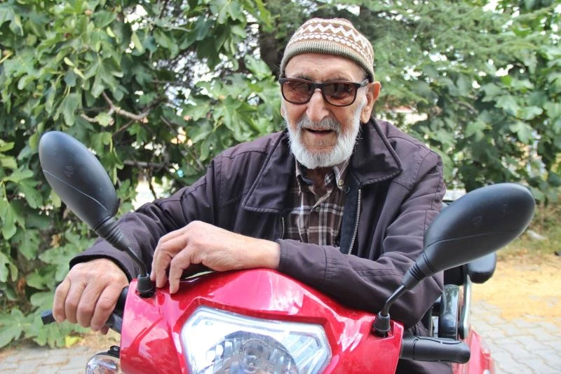 Yaş 92 ama ruhu hala çiçeği burnunda delikanlı
