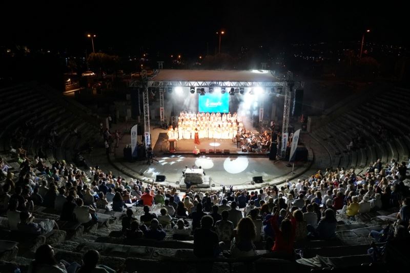 Her notanın bir fidan olması için sahneye çıktılar
