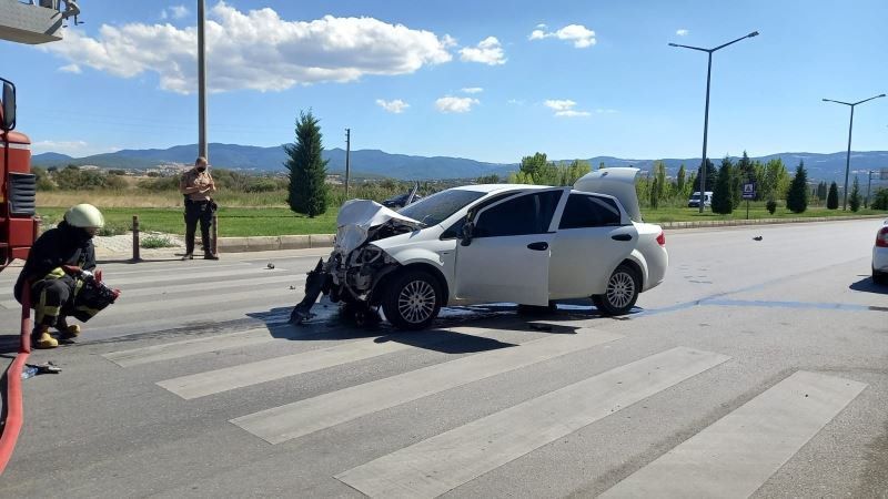 Gediz’de ihbara giden polis otosu otomobille çarpıştı: 5 yaralı
