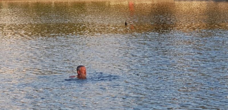 İnatçı Rus turist yüzmenin yasak olduğu gölden güçlükle çıkartıldı
