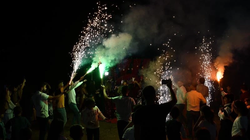 Kato Dağı eteklerinde ay yıldızlı bayrak altında aşiret düğünü
