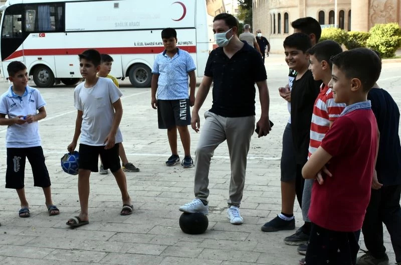 Nusaybin Kaymakamı Kayabaşı çocuklarla top oynadı
