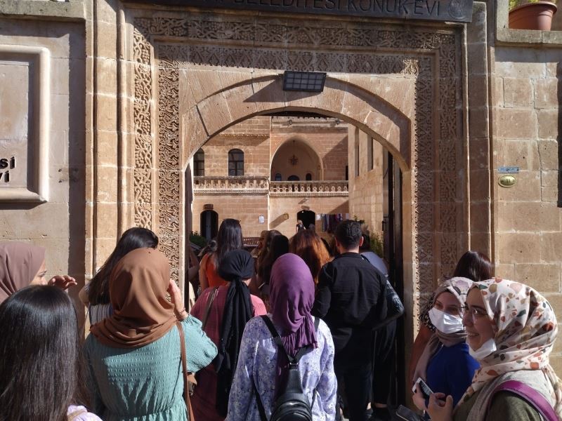 Tarihi Midyat konuk evine turistlerden yoğun ilgi
