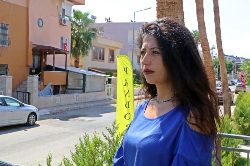 Kirayı ödeyemediği için evinden çıkartılan eski hostesin haciz isyanı
