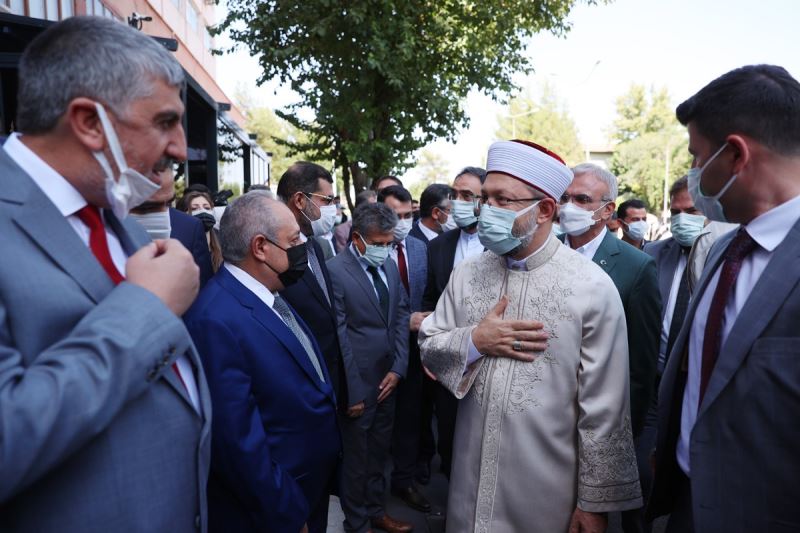 Diyanet İşleri Başkanı Erbaş, Diyarbakır’da TDV kitabevinin açılışını yaptı
