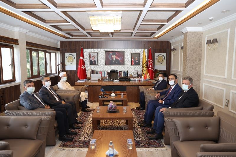 Diyanet İşleri Başkanı Erbaş, Diyarbakır’da ziyaretlerde bulundu
