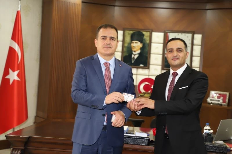 Vali Akbıyık TSKGV kurul üyelerine tanıtım kartı takdim etti
