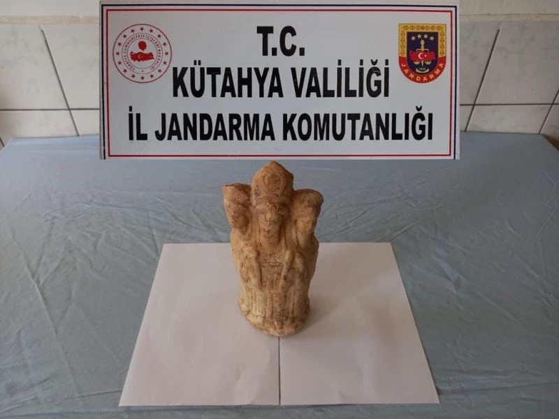 Kütahya’da Roma dönemine ait üç başlı heykel ele geçirildi
