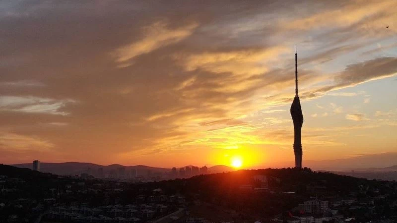(Özel) Çamlıca Kulesi ile gün doğumu birleşti, kartpostallık görüntüler oluştu

