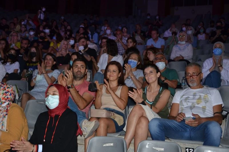 ‘Düğün Hatırası’ Alanyalı tiyatro severlerle buluştu
